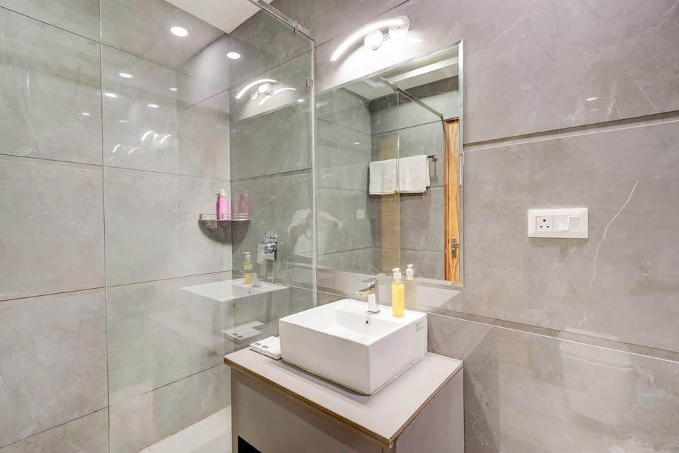 Deluxe Double Room, City View | Bathroom | Shower, free toiletries, hair dryer, towels