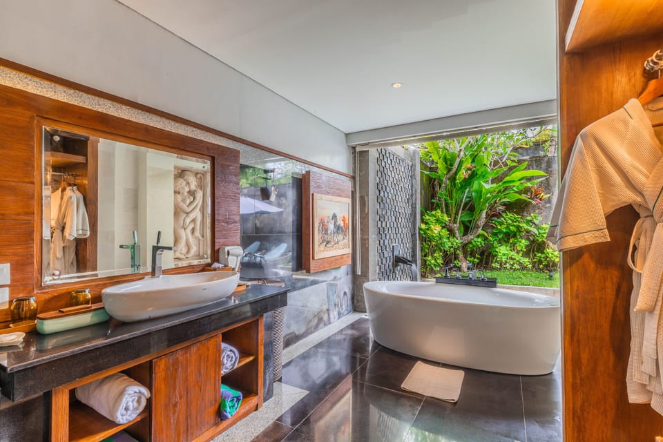 Separate tub and shower, deep soaking tub, free toiletries, hair dryer