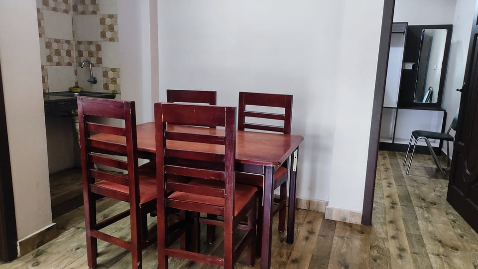 Suite, Balcony, Hill View | Dining room