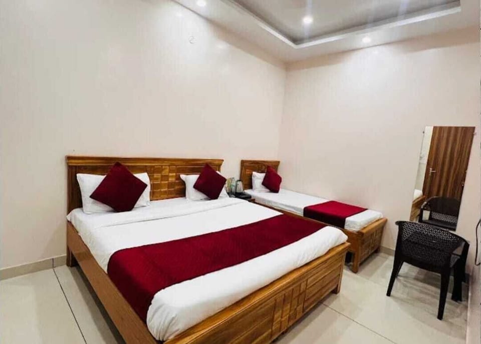 Triple Room | Rollaway beds, free WiFi, bed sheets