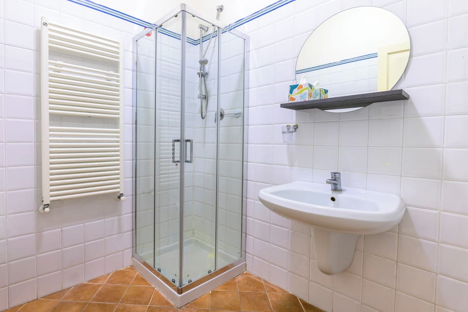 Shower, towels