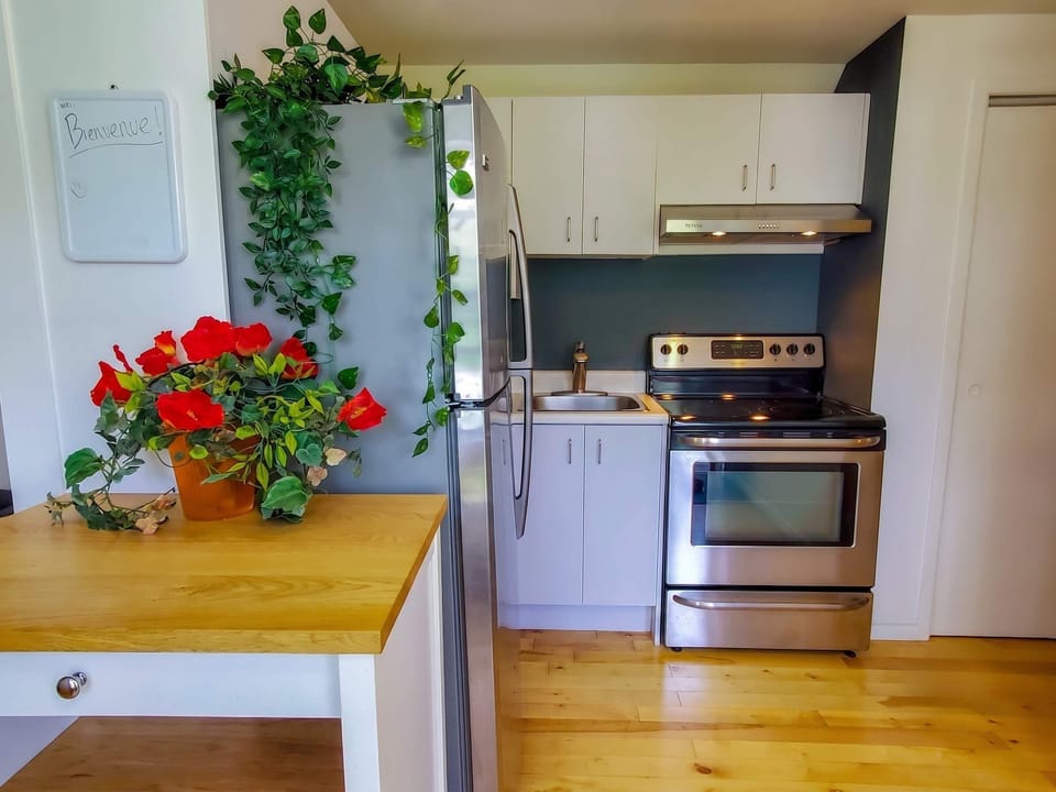 Cuisinez comme à la maison ! Une cuisine moderne, lumineuse et entièrement équipée en acier inoxydable vous attend pour concocter vos plats préférés après vos escapades à Québec.