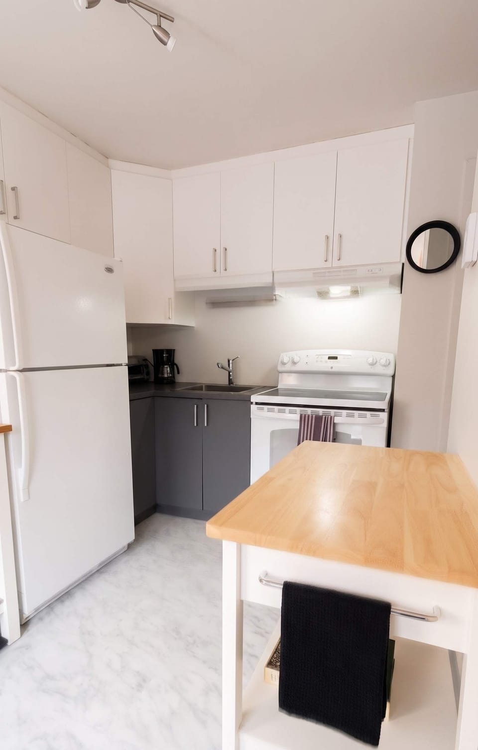 Cuisinez comme à la maison ! Une cuisine moderne, lumineuse et entièrement équipée en acier inoxydable vous attend pour concocter vos plats préférés après vos escapades à Québec.

