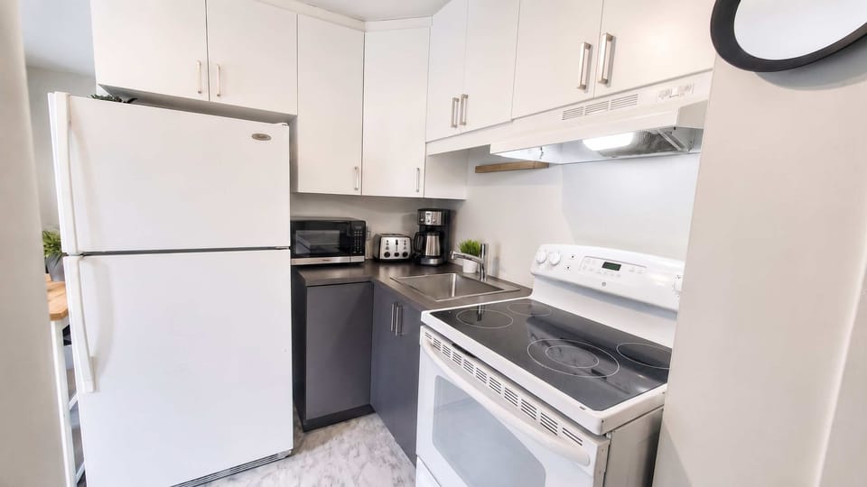 Cuisine entièrement équipée pour préparer vos repas en toute simplicité, comme à la maison, au cœur de Québec !
