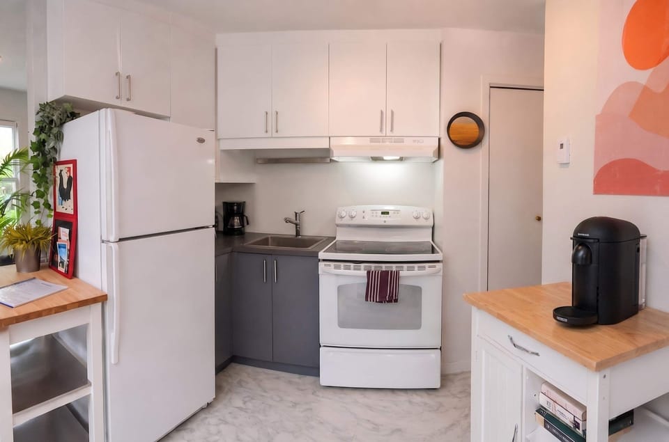 Cuisine pratique et entièrement équipée avec machine à café, parfaite pour savourer vos matins avant de partir explorer Québec !