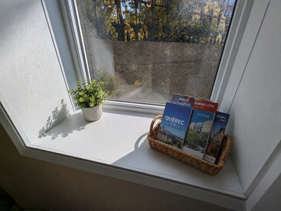 Planifiez vos aventures en toute simplicité ! Retrouvez un panier de guides touristiques et de brochures locales du Québec directement sur le rebord de la fenêtre pour vous aider à profiter pleinement de votre séjour.