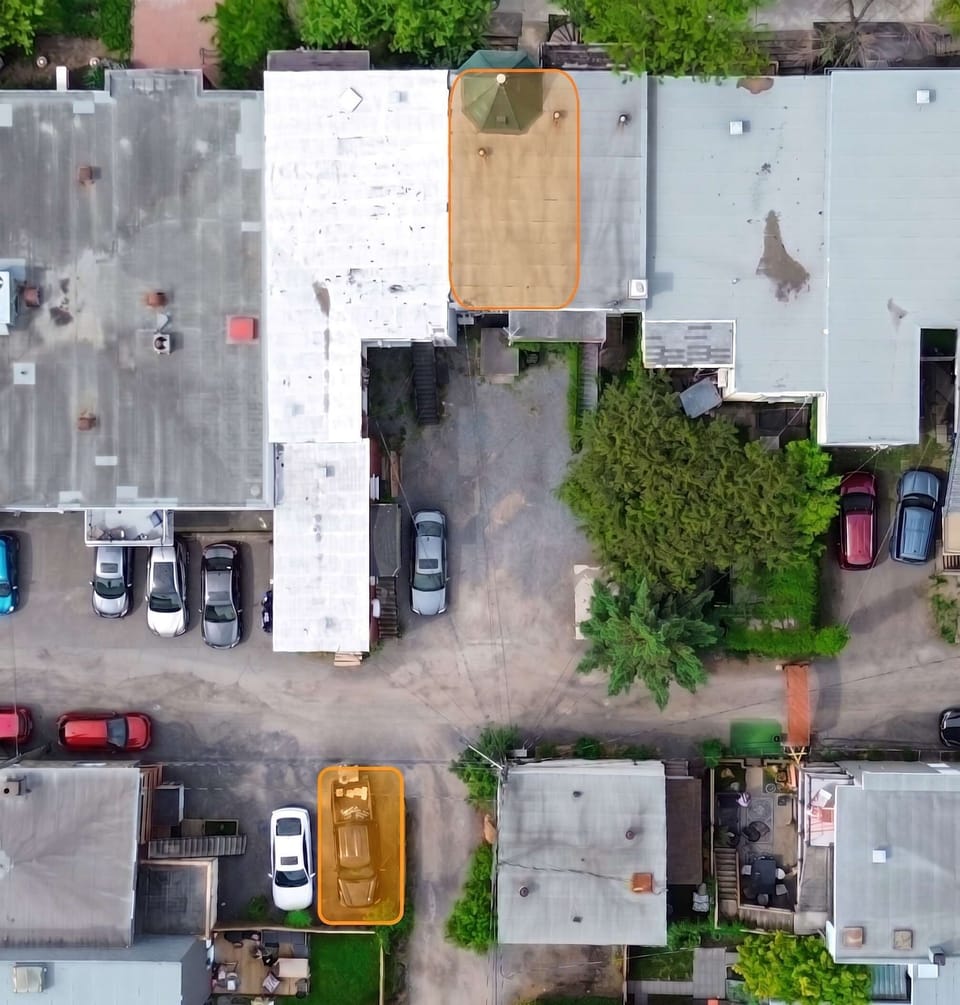 Une vue aérienne de la propriété montrant la disposition du quartier environnant et les places de stationnement disponibles sur place.