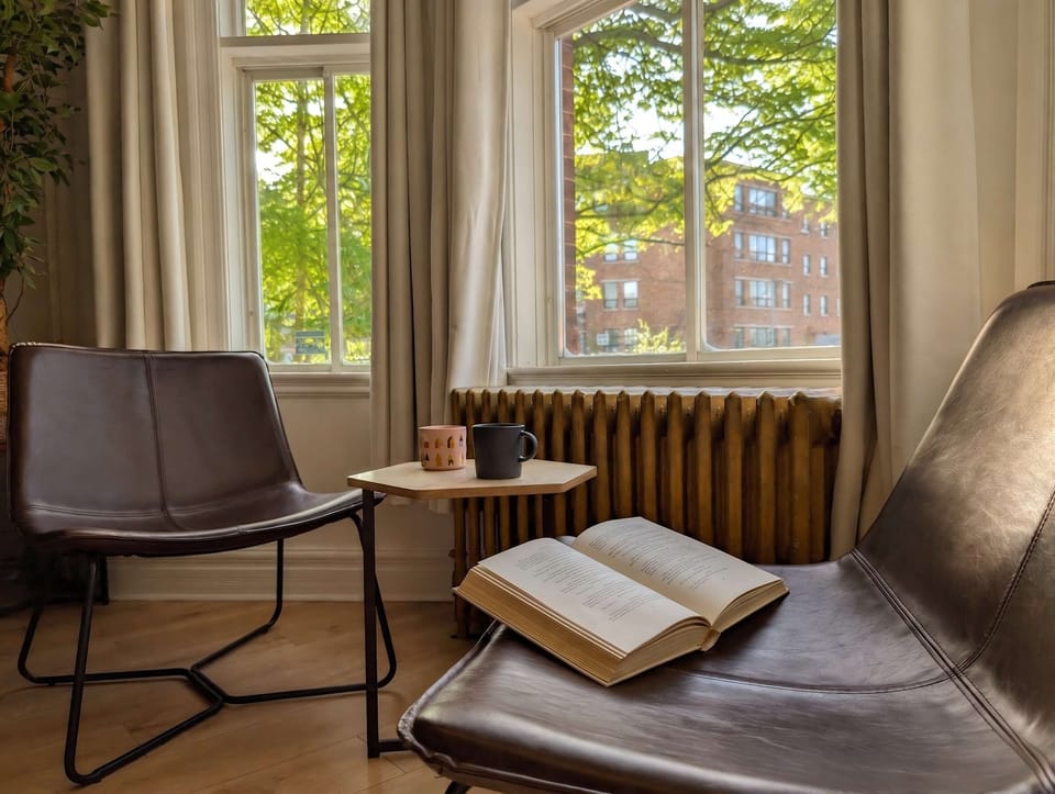 Détendez-vous dans votre coin lecture privé. Profitez de fauteuils en cuir confortables, d'une petite table d'appoint pour votre café du matin et d'une belle lumière naturelle offrant une vue sur le quartier.