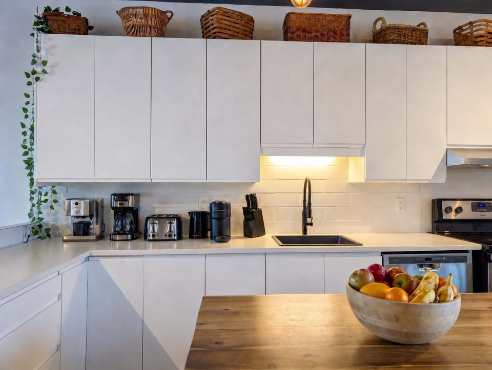 Cuisine moderne entièrement équipée offrant beaucoup de rangement et des petits électroménagers de choix.