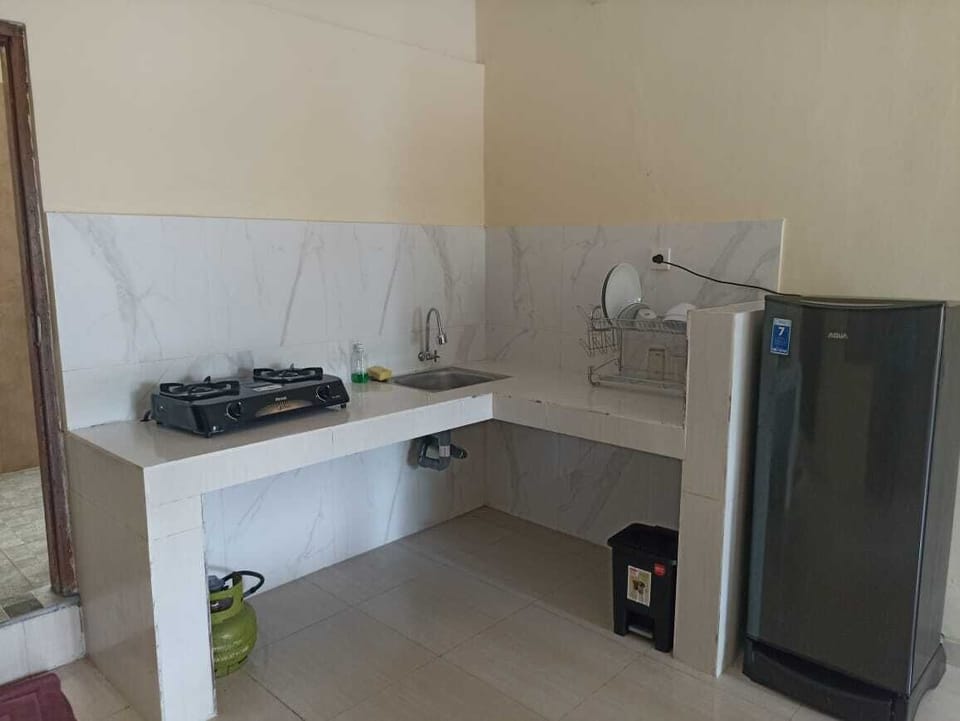 Fridge, stovetop, dishwasher, griddle
