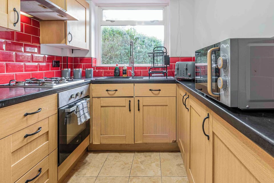 House, City View | Private kitchen | Fridge, microwave, oven, stovetop