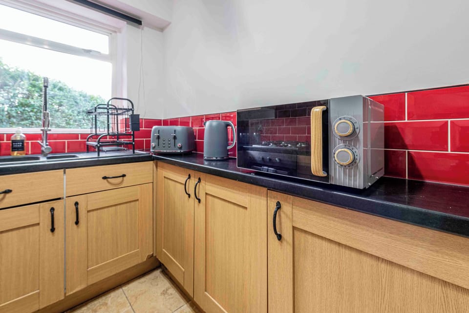 House, City View | Private kitchen | Fridge, microwave, oven, stovetop