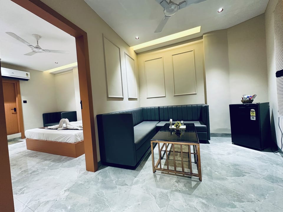 Suite Room | Living area | 32-inch flat-screen TV with cable channels