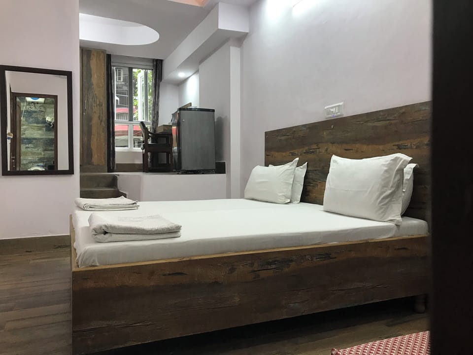 Deluxe Double Room | Desk, laptop workspace, iron/ironing board, free WiFi