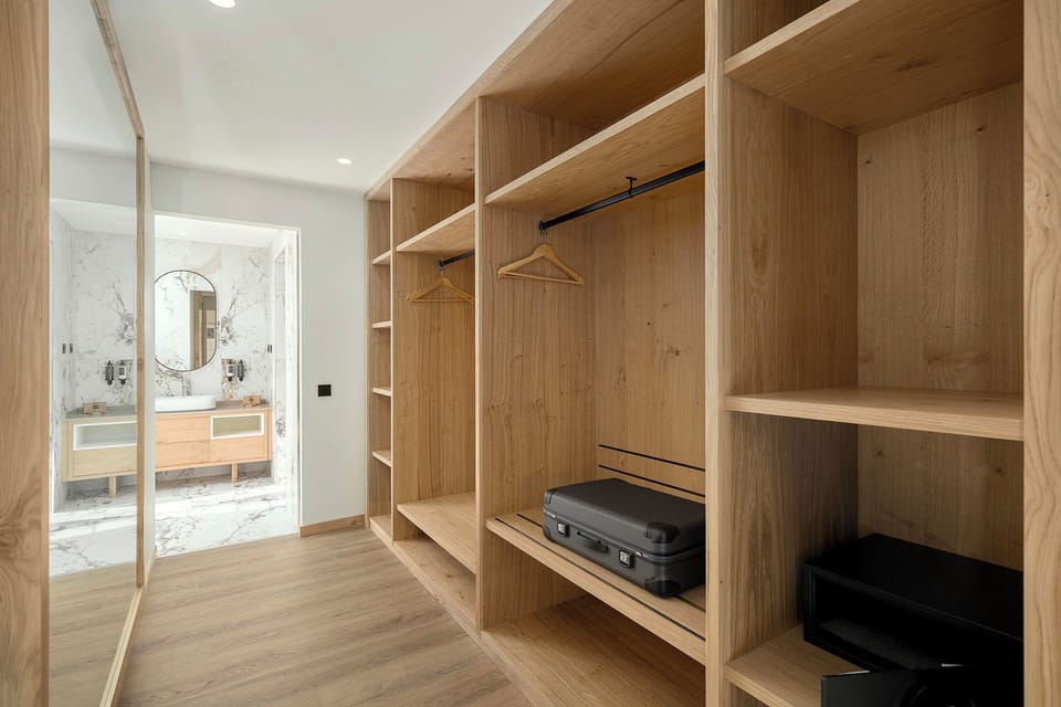 Minibar, in-room safe, iron/ironing board (on request), WiFi (free)