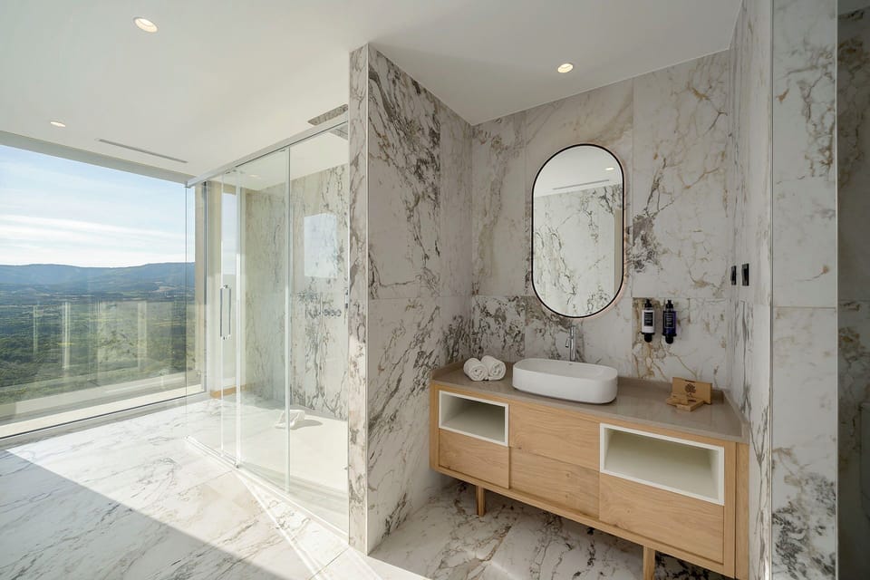 Junior Suite | Bathroom | Free toiletries, hair dryer, towels, soap