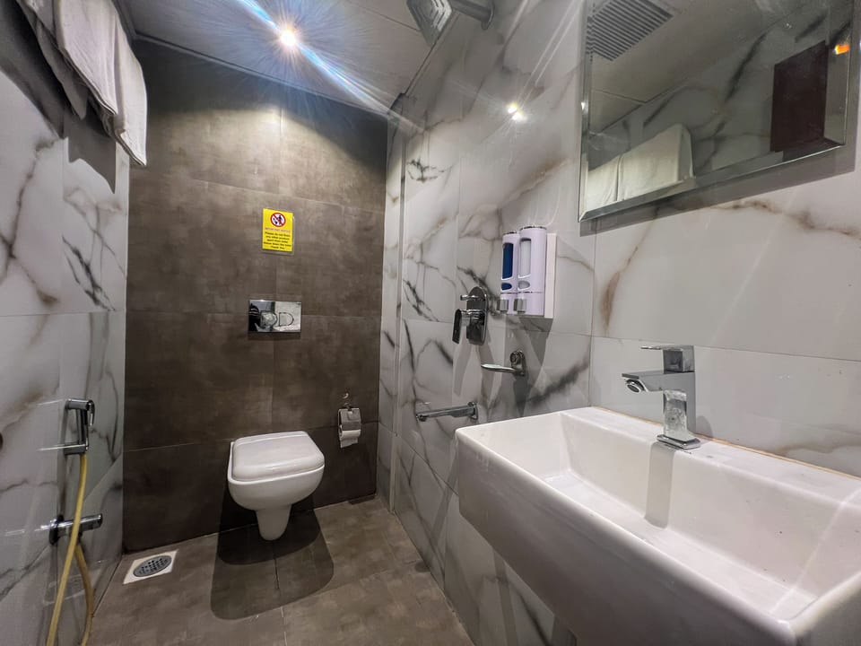 Deluxe Twin Room | Bathroom | Combined shower/tub, towels, soap, shampoo