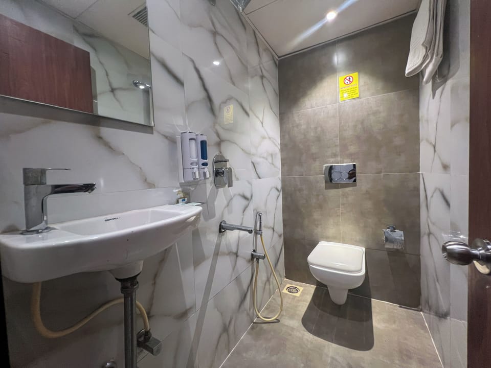 Deluxe Double Room | Bathroom | Combined shower/tub, towels, soap, shampoo