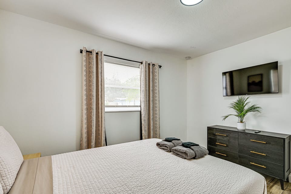 1 Mi to Busch Gardens: Modern Home w/ Private Yard Cottage in Tampa