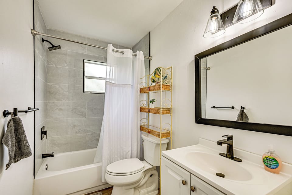 1 Mi to Busch Gardens: Modern Home w/ Private Yard Cottage in Tampa