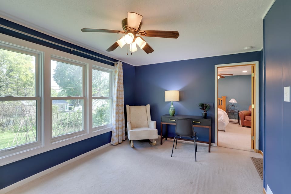 Peaceful Minneapolis Autumn Getaway Cottage in Robbinsdale