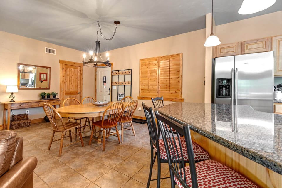 Bear Hollow Lodge 3301: Plenty of seating at the dining table and kitchen bar