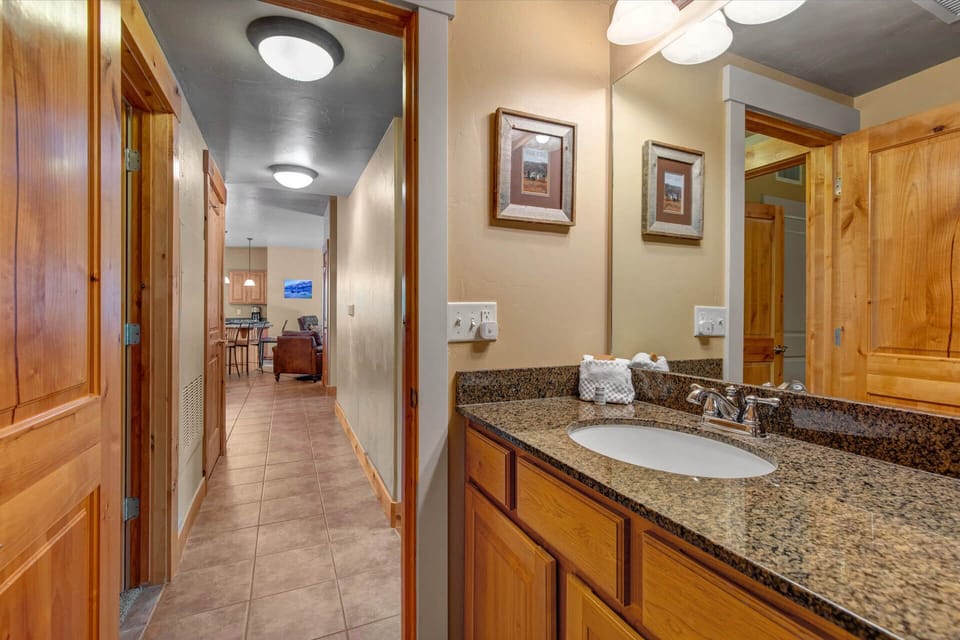 Bear Hollow Lodge 3301: Shared bathroom for 2nd and 3rd bedroom