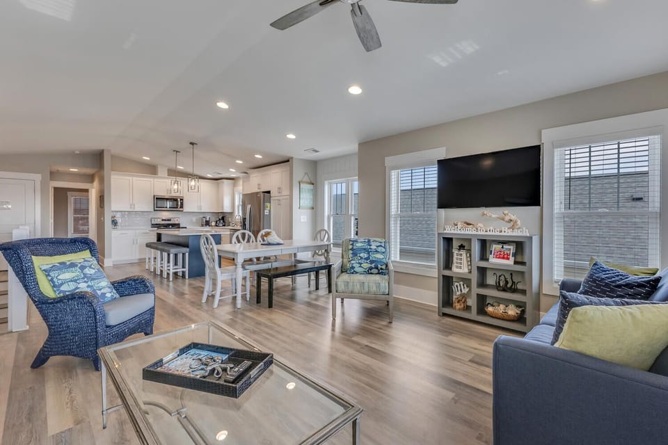 A Wave From It All-Main Living Area