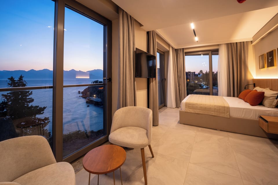 Premium bedding, minibar, blackout drapes, soundproofing