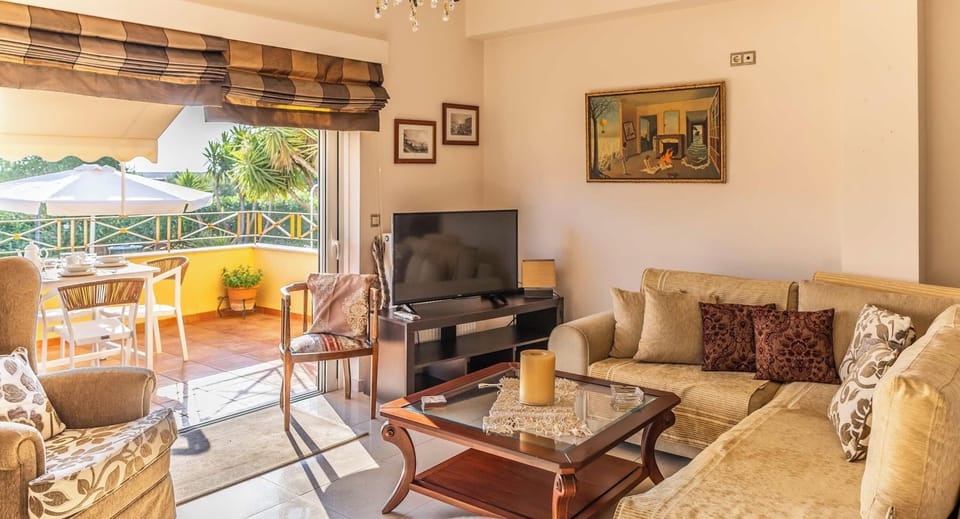 Elegant Living Room with Classic Furnishings – Comfortable seating area with warm lighting, perfect for relaxing evenings.