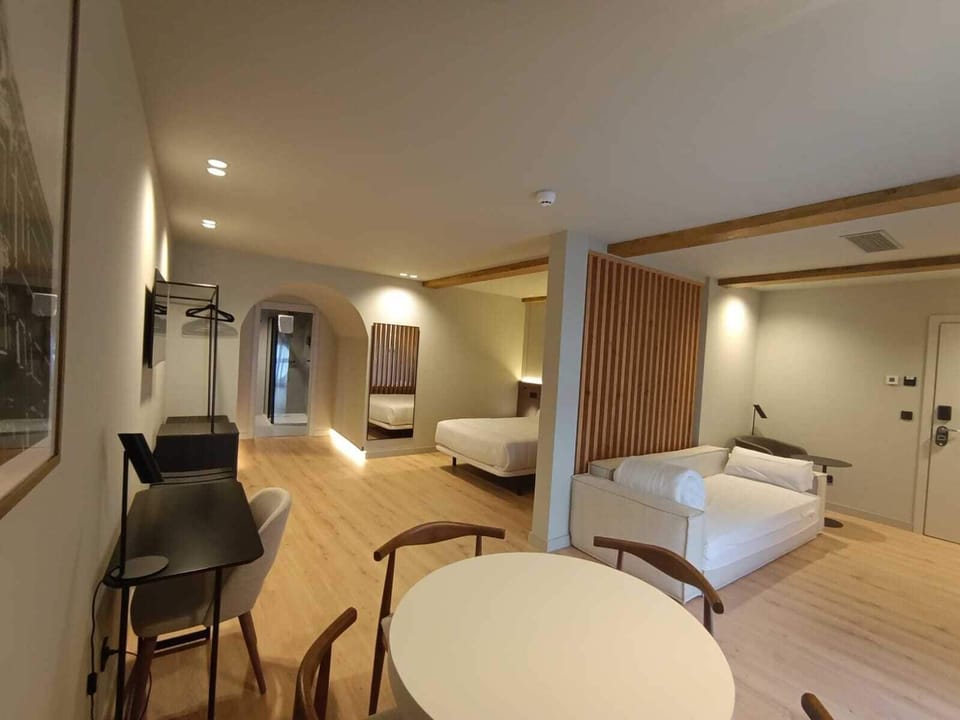 Basic Triple Room | In-room safe, desk, laptop workspace, soundproofing
