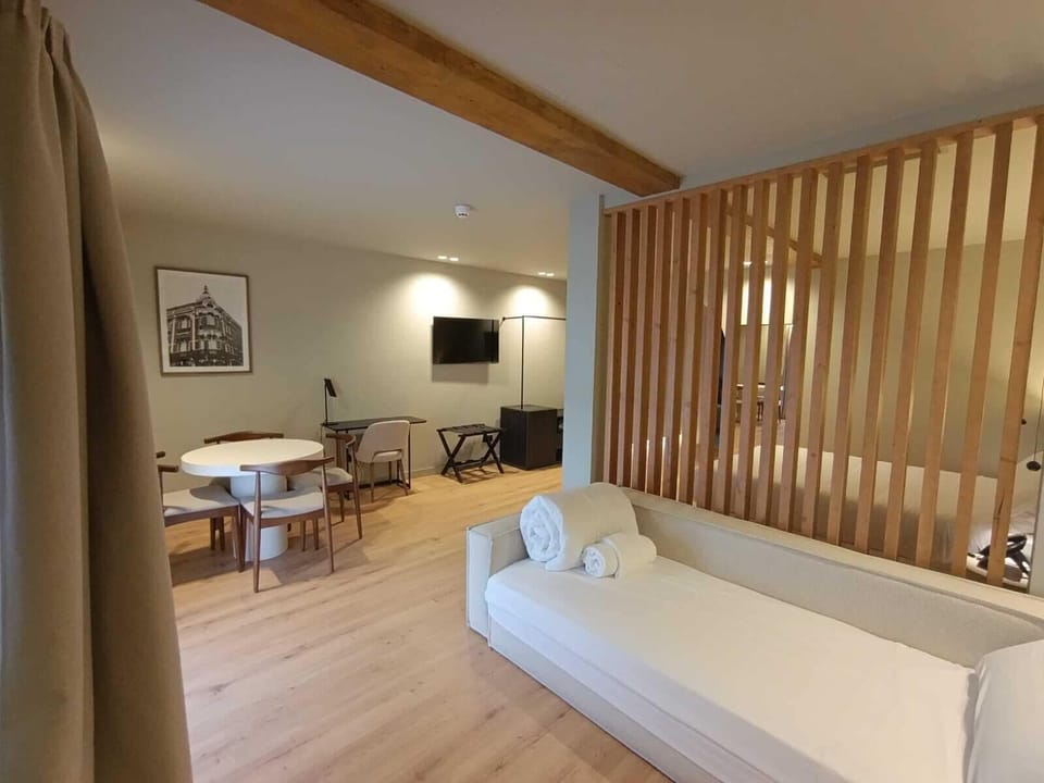 Basic Triple Room | In-room safe, desk, laptop workspace, soundproofing