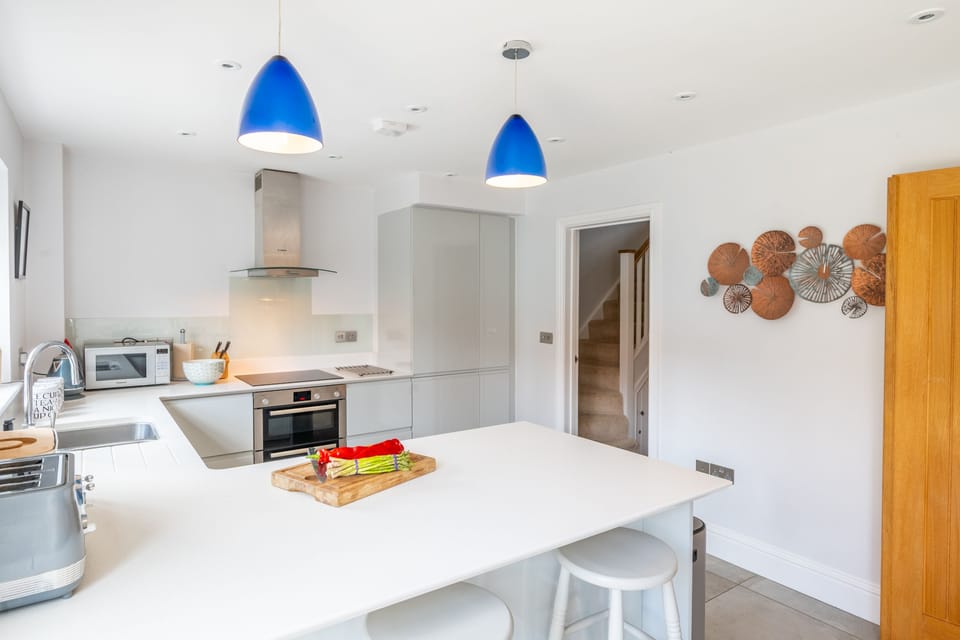 Ground floor: Kitchen with bar stools