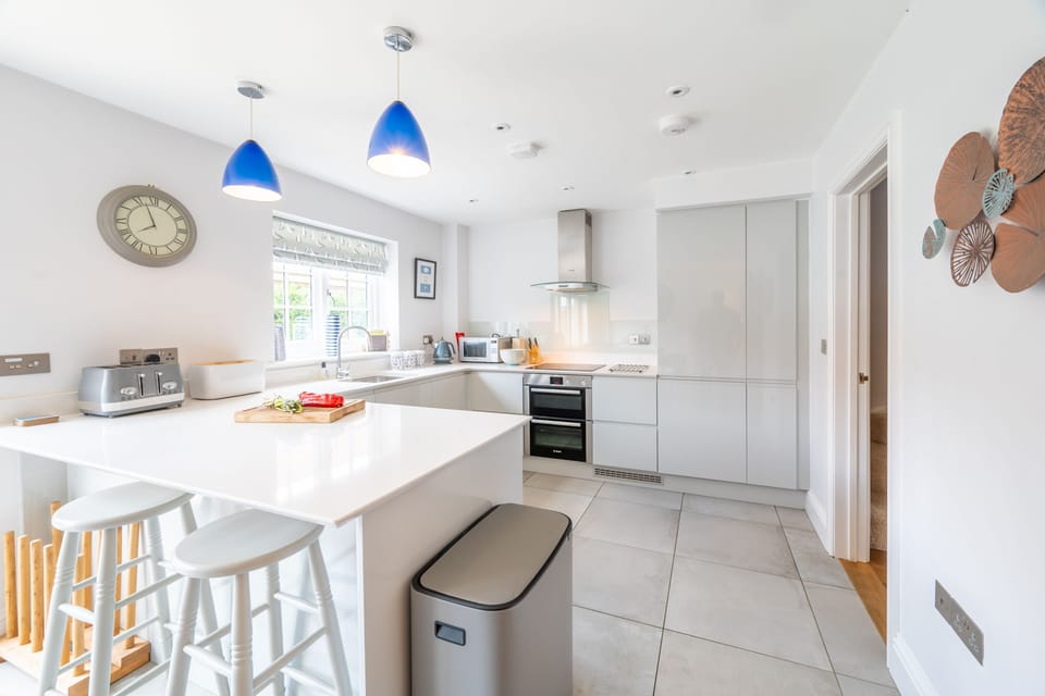 Ground floor: Kitchen with bar stools