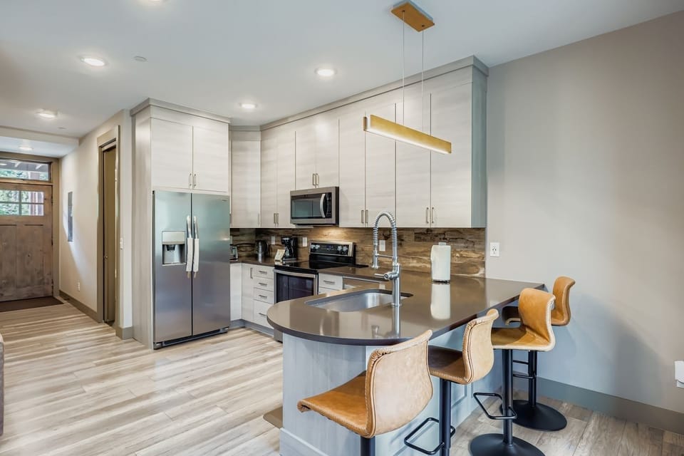 Condo, 1 Bedroom | Private kitchen | Coffee/tea maker, fridge, oven, toaster