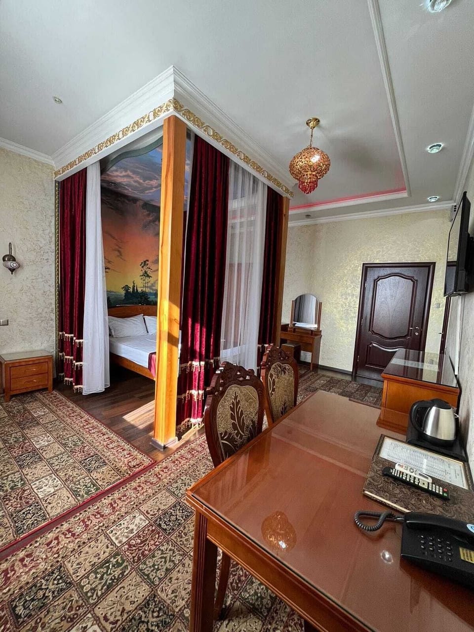Luxury Suite | In-room safe, blackout drapes, soundproofing, iron/ironing board