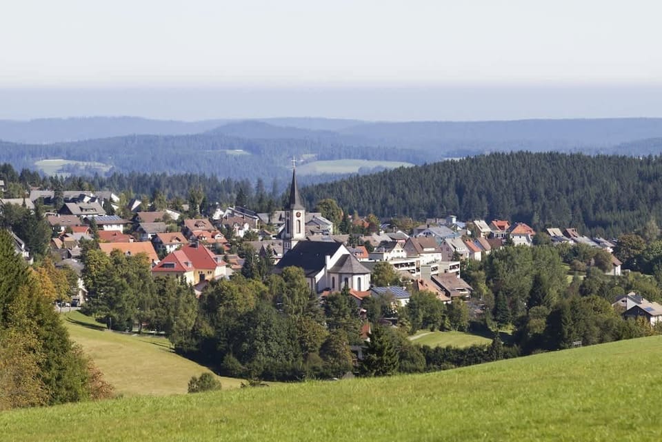 Blick auf Schönwald. Diese und bessere Aussichten gibts direkt in der Nähe der Unterkunft. 