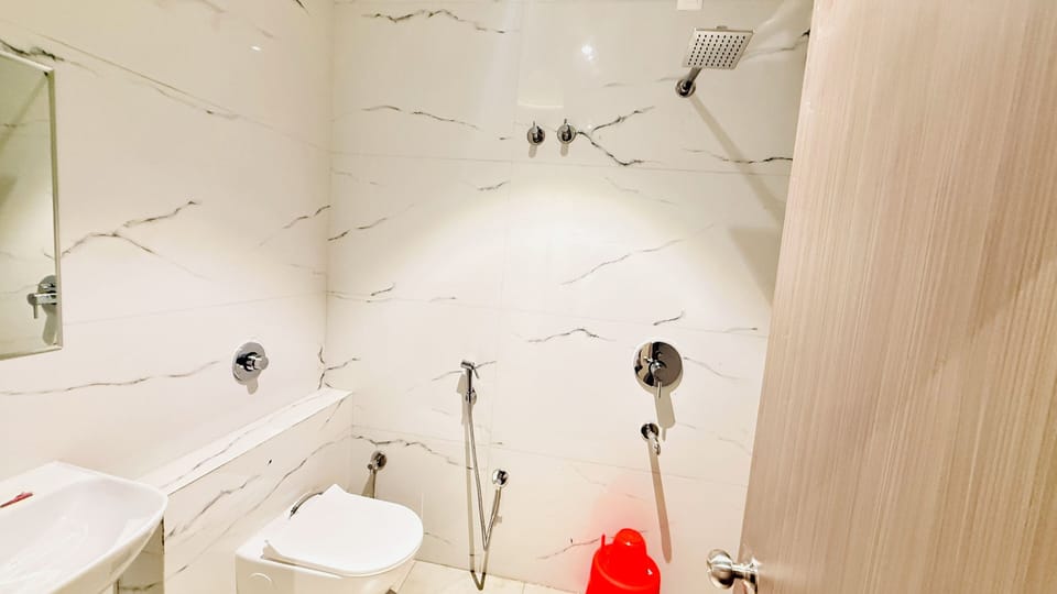 Deluxe Room | Bathroom | Shower, free toiletries, towels, soap