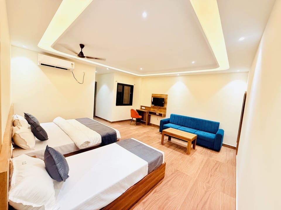 Family Room | Desk, soundproofing, free WiFi