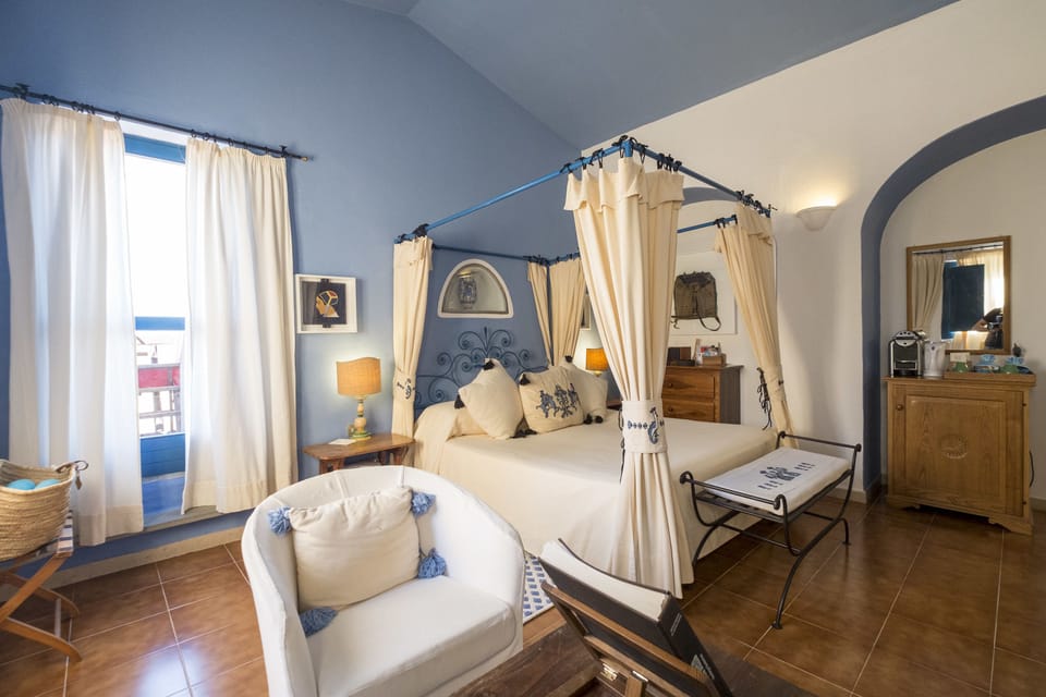 Junior Suite | Minibar, in-room safe, individually decorated, individually furnished