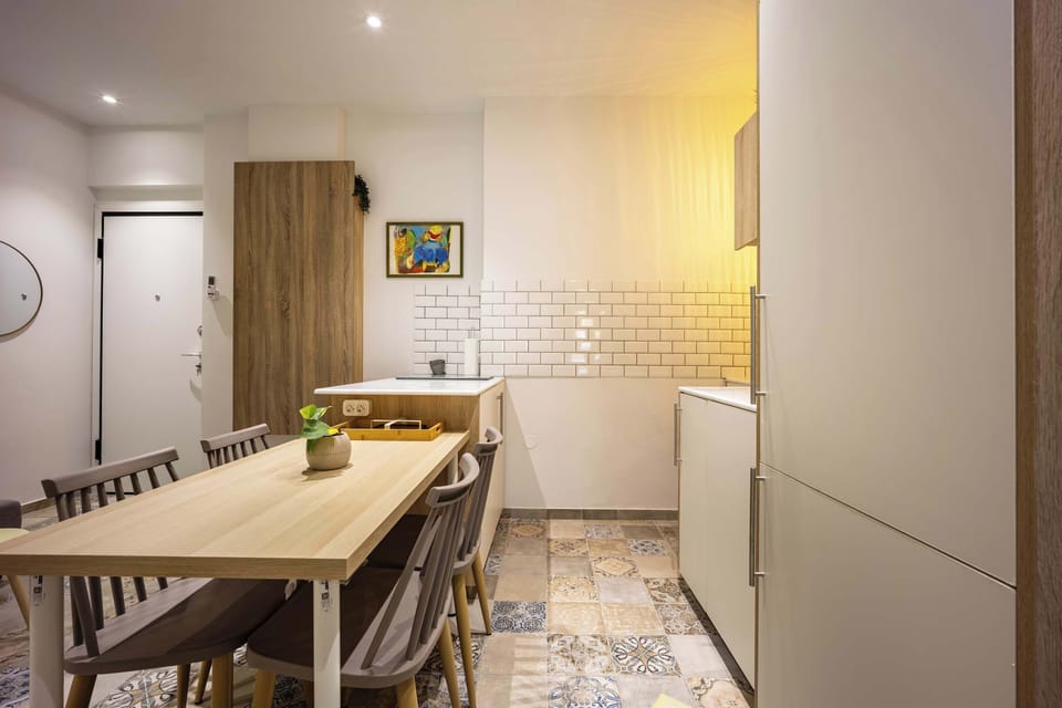 Simple, stylish dining area beside the kitchen, perfect for easy everyday meals and relaxed conversations.