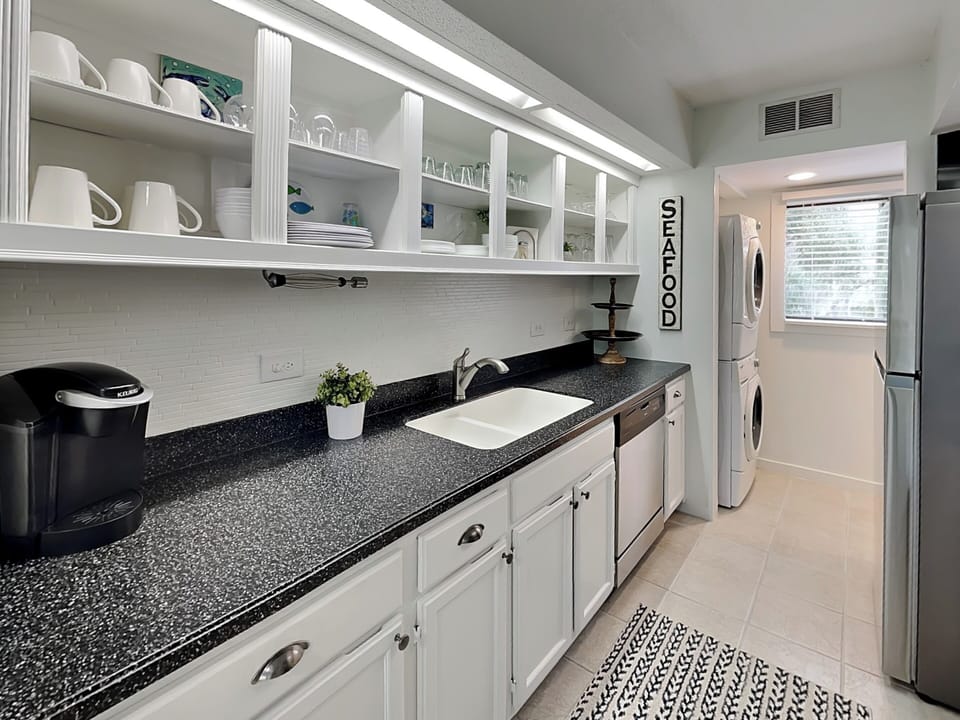 Full Kitchen w. Stacked Washer + Dryer