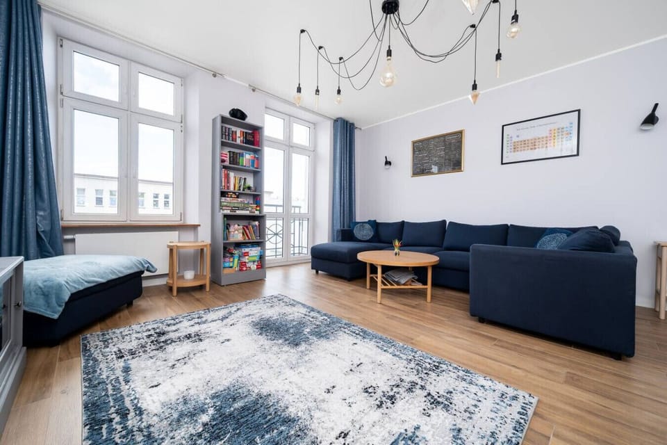 Spacious living room with city-view | Book now with RENTUJEMY.COM