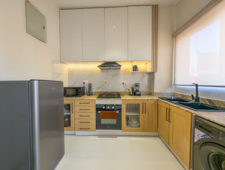 Full-size fridge, microwave, oven, dishwasher