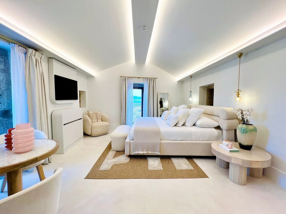 Standard Suite, Sea View | In-room safe, blackout drapes, free WiFi
