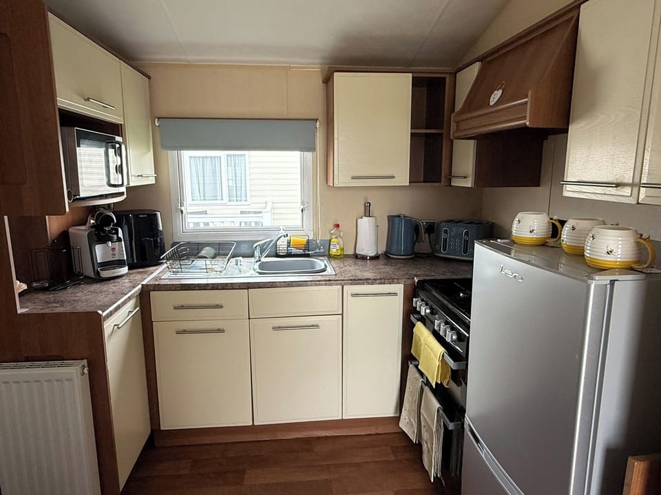 Cottage | Private kitchen | Fridge, microwave, toaster, cookware/dishes/utensils