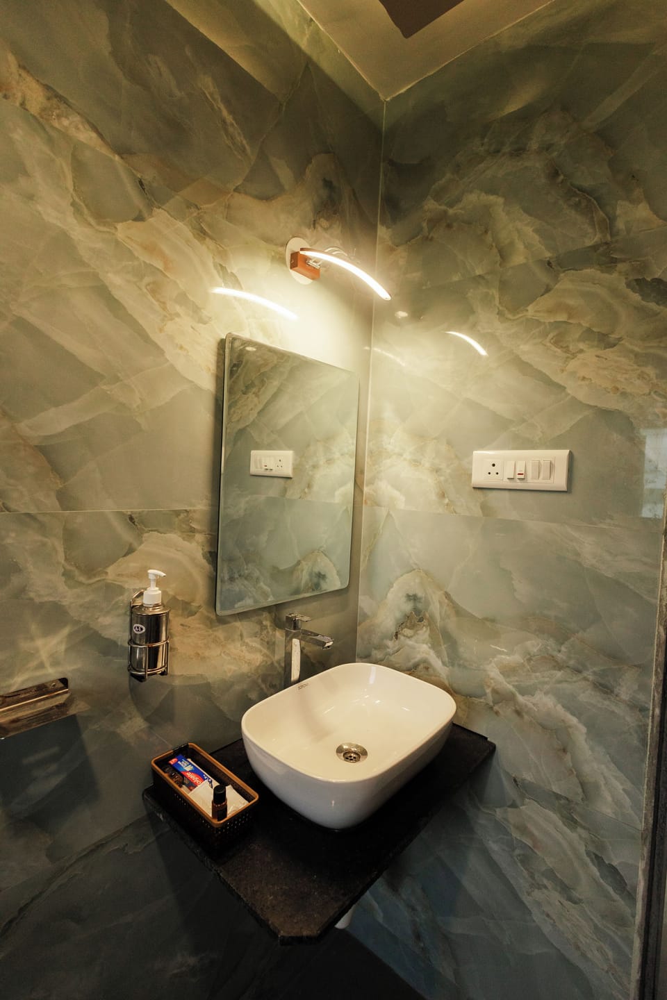 Deluxe Double Room, Balcony, City View | Bathroom | Towels, soap, shampoo, toilet paper