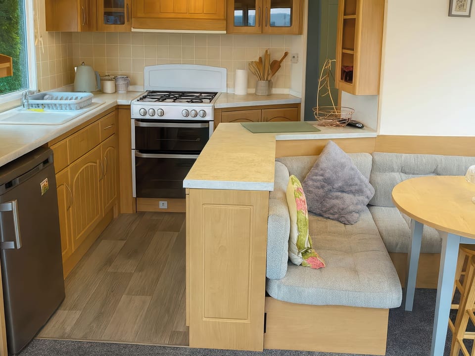 Cottage | Private kitchen | Fridge, microwave, toaster, cookware/dishes/utensils
