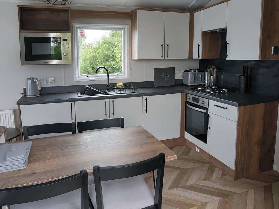 Cottage | Private kitchen | Fridge, microwave, toaster, cookware/dishes/utensils