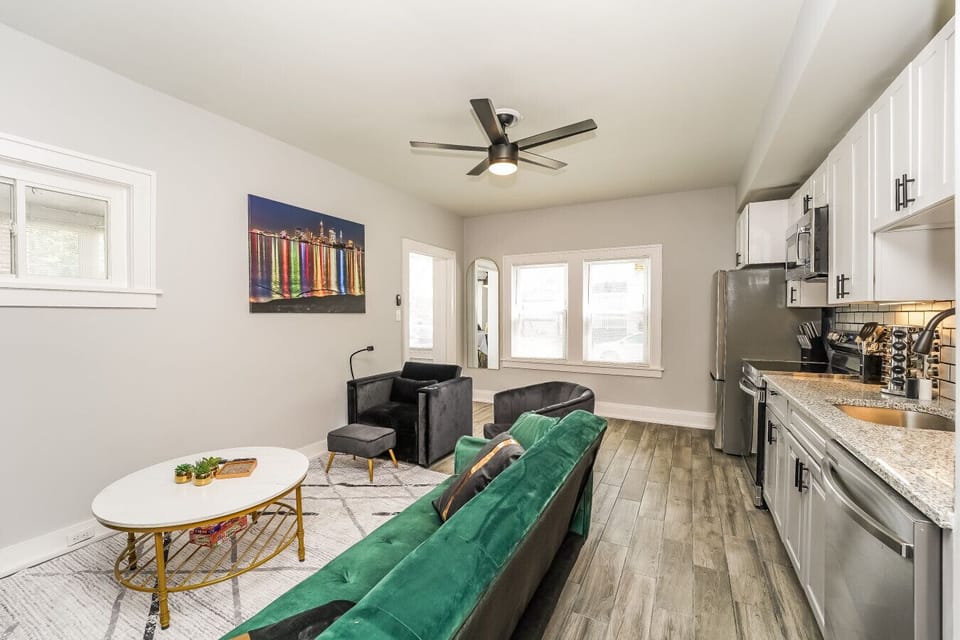 KITCHEN/LIVING